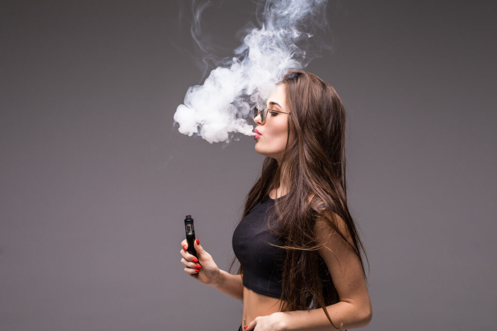 mujer vapeando